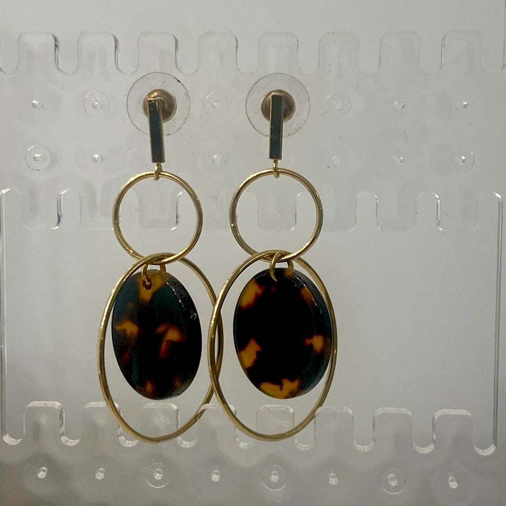 Gold hoop earrings with tortuous detail